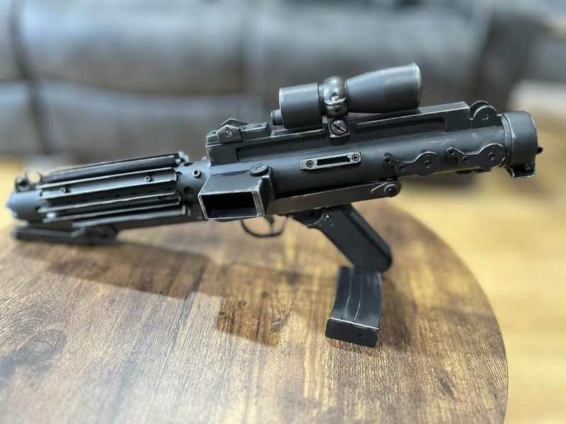 Star Wars E-11 Blaster - Weathered Battle-Worn Version (Display Prop) detail image