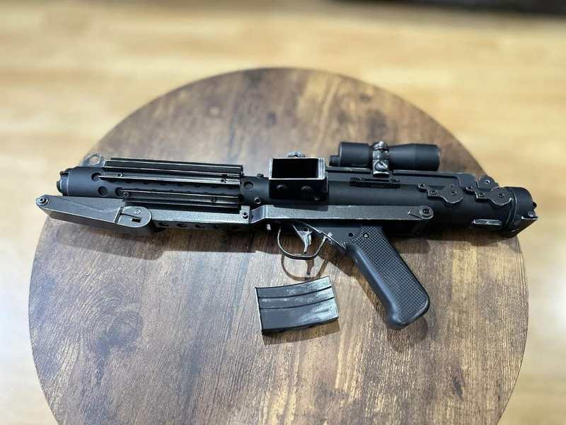 Star Wars E-11 Blaster - Weathered Battle-Worn Version (Display Prop) detail image