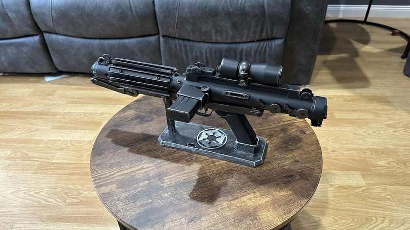 Star Wars E-11 Blaster - Weathered Battle-Worn Version (Display Prop) detail image